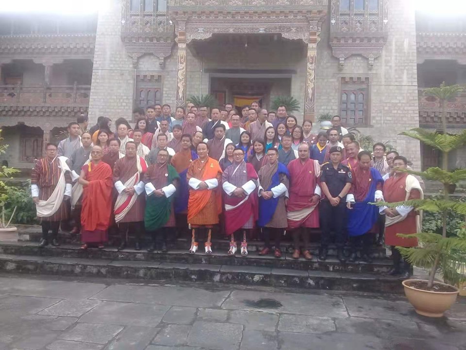 དངུལ་རྩིས་བློན་པོ་མཆོག་རྩི་རང་བདག་སྐྱོང་ནང་ཕྱག་ཞུ་མི་ཞི་གཡོགཔ་དང་ཕྱད་གནང་ཡི་མཐོང་སྣང་།